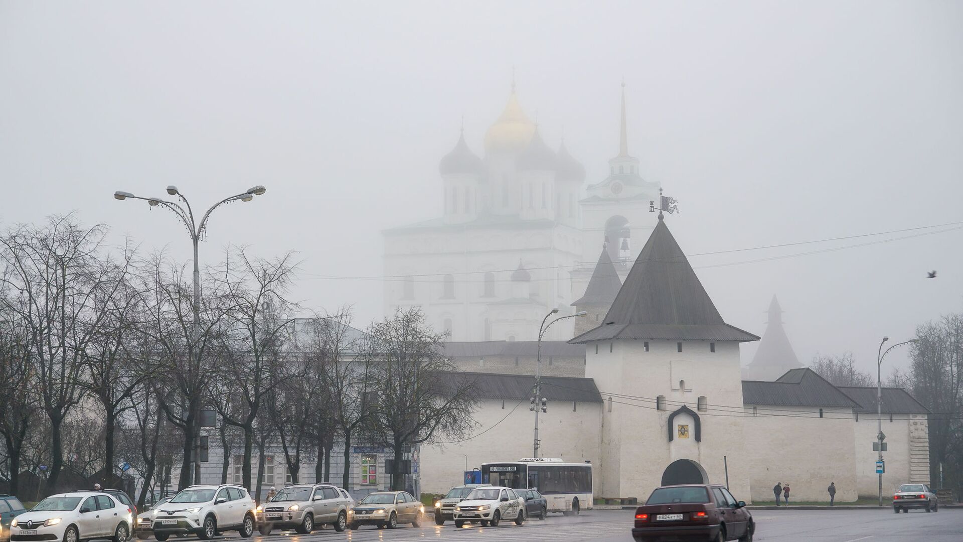 Сквозь дождь и туман просматриваются купола Свято-Троицкого кафедрального собора Псковского кремля - Sputnik Латвия, 1920, 06.04.2022
