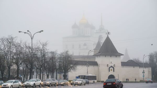 Сквозь дождь и туман просматриваются купола Свято-Троицкого кафедрального собора Псковского кремля - Sputnik Latvija