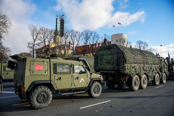 Парад 18 ноября: с патриотичным приветом от НАТО Парад 18 ноября: с патриотичным приветом от НАТО - Sputnik Латвия