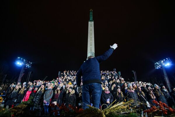 Хоровое пение у памятника Свободы - Sputnik Латвия