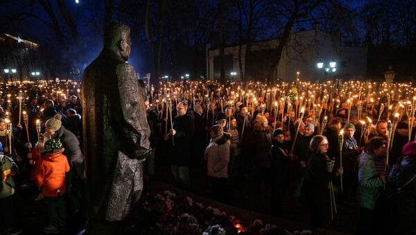 Факельное шествие у памятника Карлису Улманису 18 ноября в Риге - Sputnik Латвия