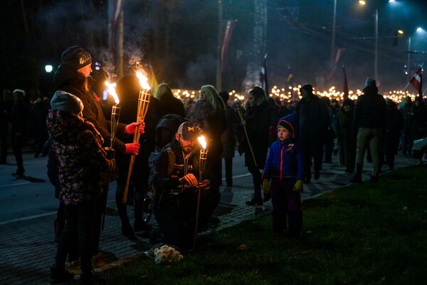 Факельное шествие 18 ноября в Риге - Sputnik Латвия