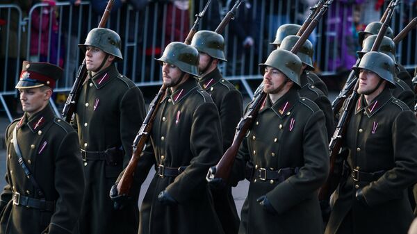 Латвийские солдаты на параде в честь столетия Латвии - Sputnik Латвия