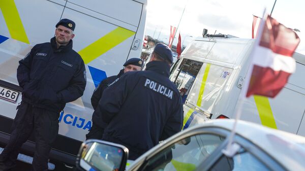 Латвийская полиция готовится к параду - Sputnik Латвия