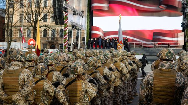 Латвийские военнослужащие на параде - Sputnik Латвия