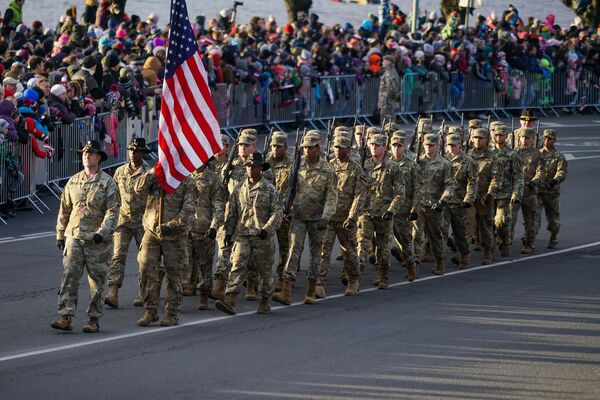 Американские военнослужащие на параде в честь столетия Латвии - Sputnik Латвия