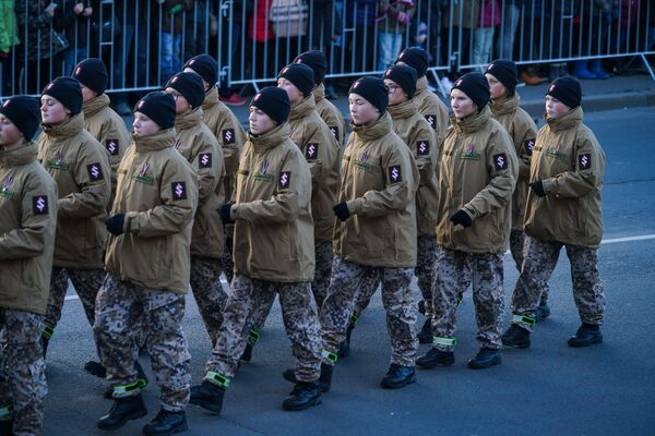 Яунсарги на параде в честь столетия Латвии - Sputnik Латвия