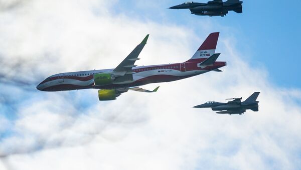 Пассажирский самолет авиакомпании airBaltic Airbus A220-300 и истребители А-16 Бельгийских ВВС на параде в честь столетия Латвии - Sputnik Латвия