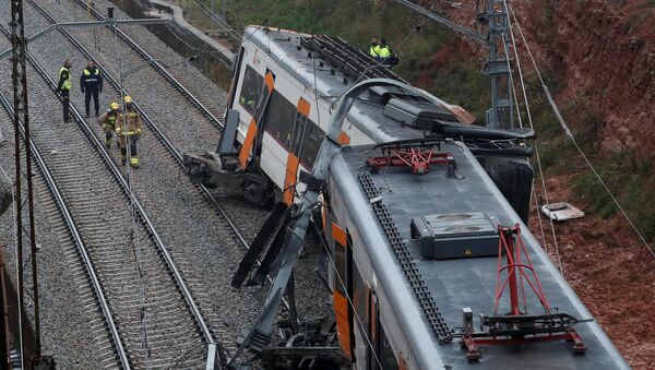 Поезд сошел с рельсов на перегоне между городами Тарраса и Манреса, Каталония. 20 ноября 2018 - Sputnik Latvija