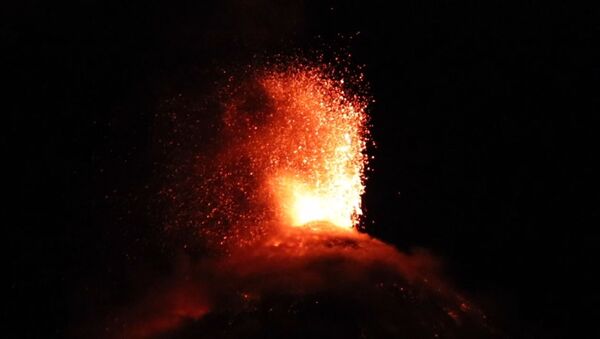 Беспокойный вулкан Фуэго в Гватемале - Sputnik Латвия
