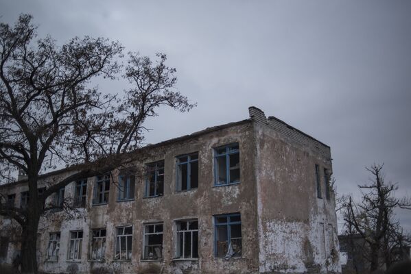 Разрушенное здание в поселке Зайцево Донецкой области - Sputnik Latvija