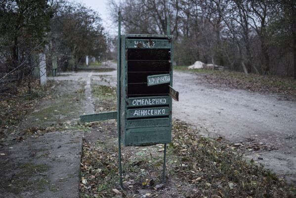 Почтовый ящик на улице в поселке Саханка Донецкой области Почтовый ящик на улице в поселке Саханка Донецкой области - Sputnik Latvija