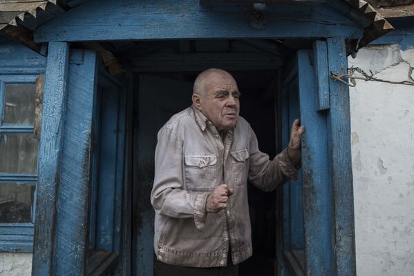 Мужчина в доме в поселке Саханка Донецкой области - Sputnik Latvija