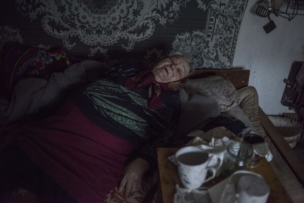Женщина в доме в поселке Саханка Донецкой области - Sputnik Latvija