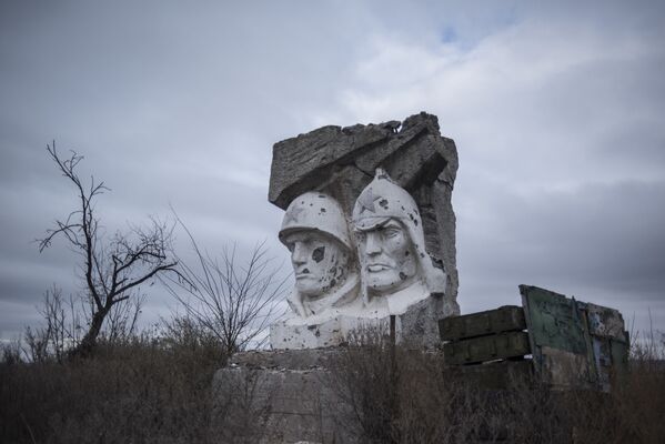Скульптура, поврежденная в результате обстрела, в поселке Зайцево Донецкой области - Sputnik Latvija