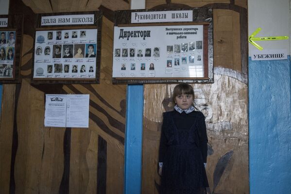 Девочка в школе поселка Саханка Донецкой области - Sputnik Latvija