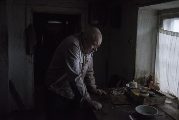 Мужчина в доме в поселке Саханка Донецкой области - Sputnik Latvija