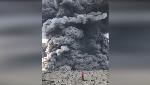 Tūristi nejauši uzņēmuši video vulkāna atmošanos Kuriļu salās - Sputnik Latvija