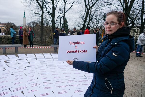 Флешмоб в защиту образования на Бастионной горке в Риге Флешмоб в защиту образования на Бастионной горке в Риге - Sputnik Латвия