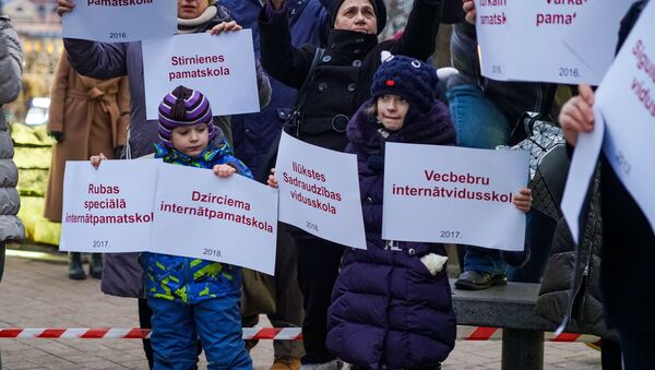 Флешмоб в защиту образования на Бастионной горке в Риге - Sputnik Latvija