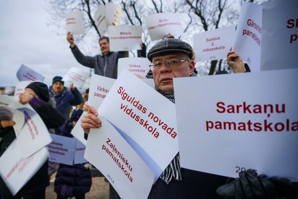 Флешмоб в защиту образования на Бастионной горке в Риге Флешмоб в защиту образования на Бастионной горке в Риге - Sputnik Латвия