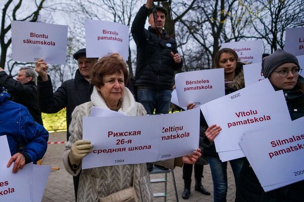 Флешмоб в защиту образования на Бастионной горке в Риге Флешмоб в защиту образования на Бастионной горке в Риге - Sputnik Латвия