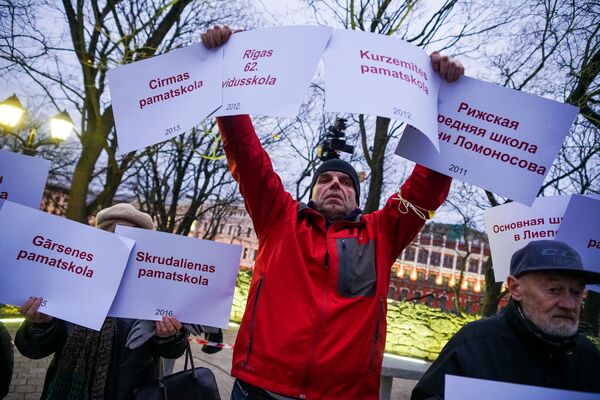 Флешмоб в защиту образования на Бастионной горке в Риге Флешмоб в защиту образования на Бастионной горке в Риге - Sputnik Латвия