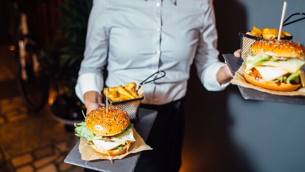 Ассортимент McDonald’s пополнился двумя гурмэ-бургерами Maestro - Sputnik Латвия