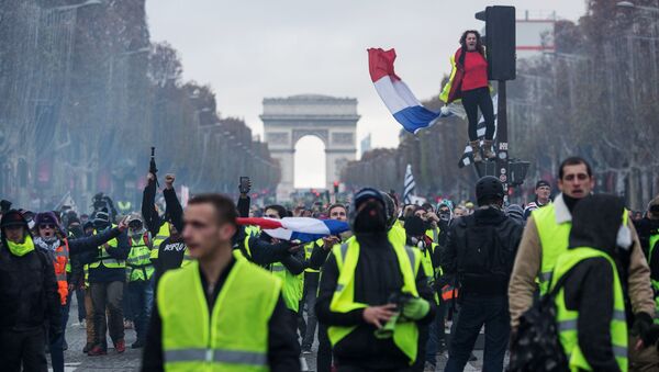 Акция протеста желтые жилеты в Париже  - Sputnik Latvija