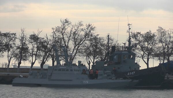 Задержанные корабли ВМС Украины  доставлены в порт Керчи - Sputnik Latvija
