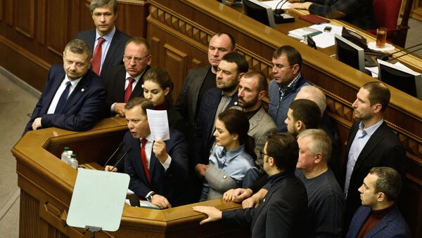 Депутаты на заседании Верховной рады Украины, где рассматривается решение о введении военного положения в стране - Sputnik Латвия