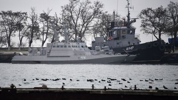 Задержанные украинские корабли доставлены в порт Керчи - Sputnik Латвия