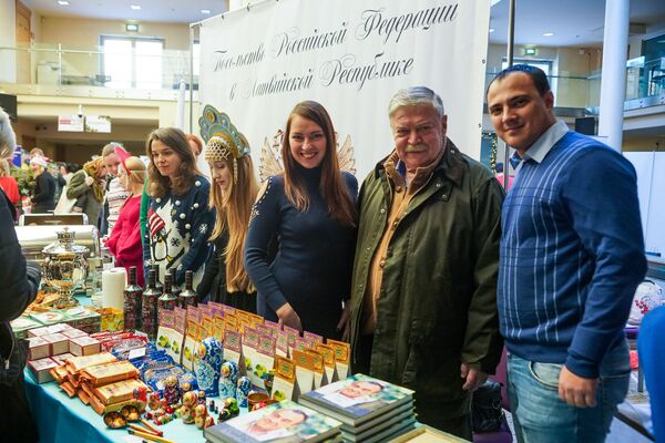 Столкнуться с мэром, послом или президентом: рождественский базарчик в Рижской думе Столкнуться с мэром, послом или президентом: рождественский базарчик в Рижской думе - Sputnik Латвия