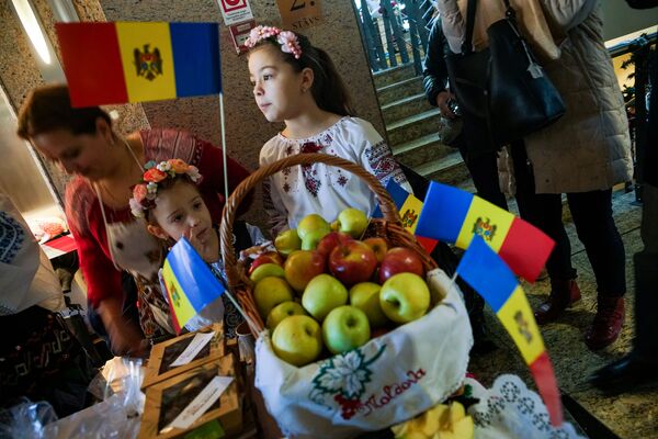 Стенд Молдавии. Благотворительная рождественская ярмарка в Рижской думе Стенд Молдавии. Благотворительная рождественская ярмарка в Рижской думе - Sputnik Латвия