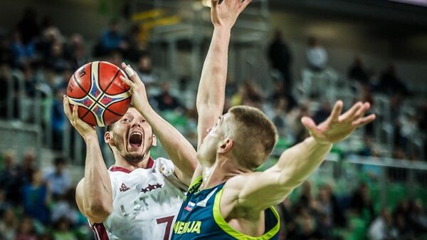 Латвиец Янис Блумс (слева) в отборочном матче ЧМ-2019 по баскетболу против Словении - Sputnik Латвия