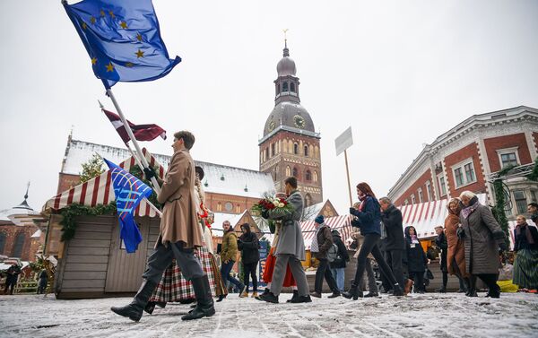 Участники форума прошли шествием по Старой Риге к памятнику Свободы - Sputnik Латвия