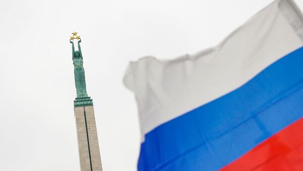 Флаг России на фоне Памятника Свободы - Sputnik Латвия