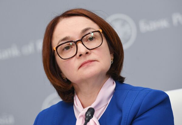 Председатель Центрального банка РФ Эльвира Набиуллина выступает на брифинге в Москве - Sputnik Латвия