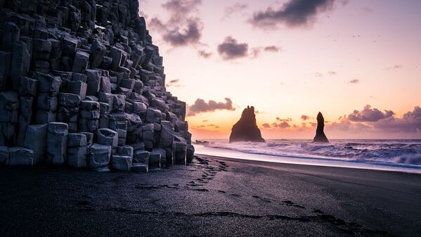 Рассвет на пляже Рейнисфьяра с черным вулканическим песком в Исландии - Sputnik Латвия
