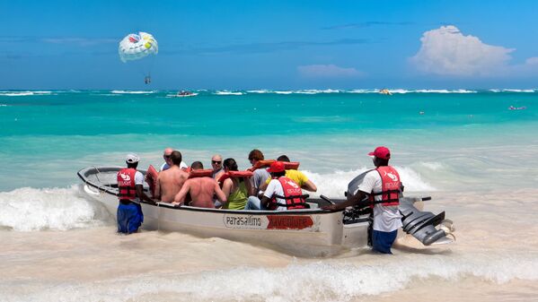 Туристы в лодке на пляже в Доминикане - Sputnik Латвия