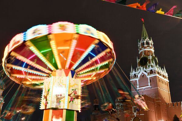 Карусель на ГУМ-Ярмарке на Красной площади в Москве - Sputnik Латвия