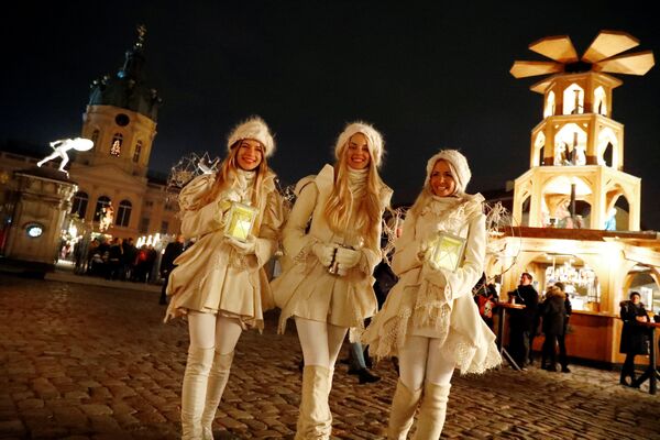 Посетители рождественской ярмарки в Берлине, Германия - Sputnik Латвия