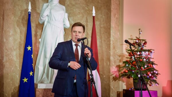 Премьер-министр Марис Кучинскис зажигает первую в Латвии смарт-елку, 2016 год - Sputnik Латвия