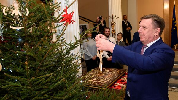 Премьер-министр Марис Кучинскис наряжает главную елку кабинета министров, 2017 год - Sputnik Latvija