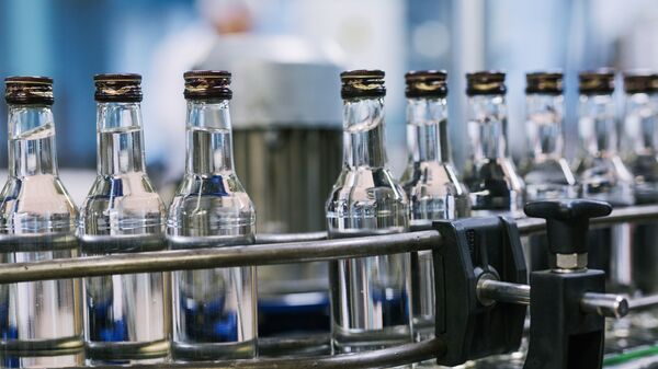 Цех розлива готовой продукции на российском предприятии по производству водки, архивное фото - Sputnik Латвия