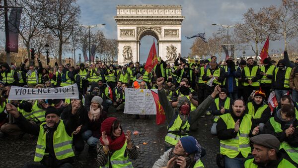 Акция протеста автомобилистов в Париже - Sputnik Latvija