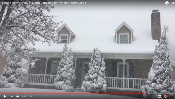 Снежный шторм: американец показал, как засыпало его дом и участок - Sputnik Latvija