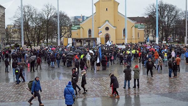 Пикет на площади Свободы в Таллине против миграционного пакта ООН - Sputnik Латвия