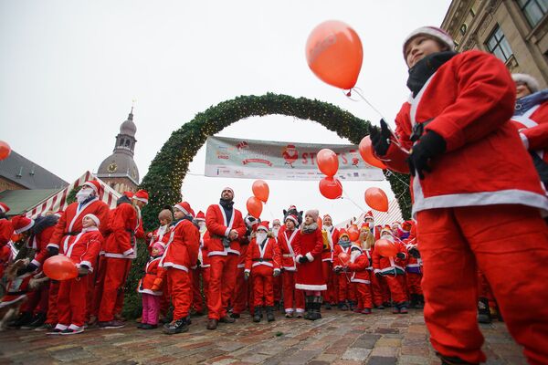 Благотворительный забег Дедов Морозов в Риге - Sputnik Латвия