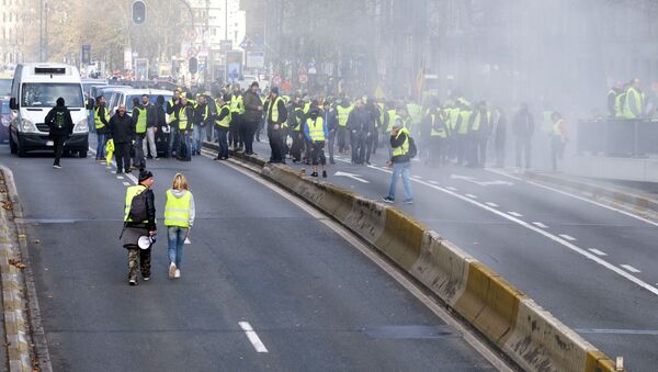 Акция протеста автомобилистов жёлтые жилеты в Брюсселе - Sputnik Latvija